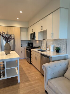 Microonde, forno, piano cottura, lavastoviglie