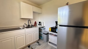 Réfrigérateur, micro-ondes, plaque de cuisson, cafetière/bouilloire