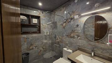 Bidet, serviettes fournies, savon, papier toilette