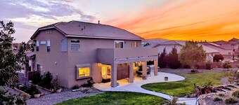 Spacious Home for Balloon Fiesta. Trailer parking.