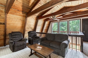 Smart TV, fireplace, DVD player, books - Otter`s Edge  | Steps to River| Hot Tub | 29MI to YNP (Island Park)