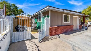 Exterior - The Queens Suite  Cozy 1BR Near The Strip Close to Everything Vegas Has To Offer (Las Vegas)