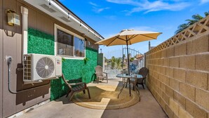 Outdoor dining - The Queens Suite  Cozy 1BR Near The Strip Close to Everything Vegas Has To Offer (Las Vegas)