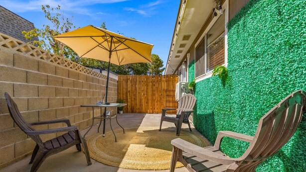 Terrace/patio - The Queens Suite  Cozy 1BR Near The Strip Close to Everything Vegas Has To Offer (Las Vegas)