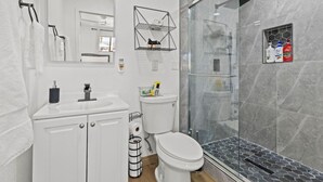 Hair dryer, towels - The Queens Suite  Cozy 1BR Near The Strip Close to Everything Vegas Has To Offer (Las Vegas)