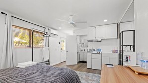 Desk, travel cot, free WiFi, bed sheets - The Queens Suite  Cozy 1BR Near The Strip Close to Everything Vegas Has To Offer (Las Vegas)
