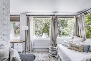 6 bedrooms, iron/ironing board, WiFi, bed sheets