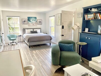 Serene stay with gym, orchard, horses, bunnies, chickens and a pond in CARP!