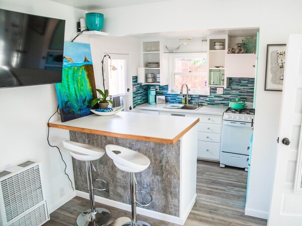 Fridge, microwave, oven, stovetop - Serene stay with gym, orchard, horses, bunnies, chickens and a pond in CARP! (Carpinteria)