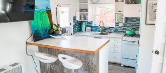 Serene stay with gym, orchard, horses, bunnies, chickens and a pond in CARP!