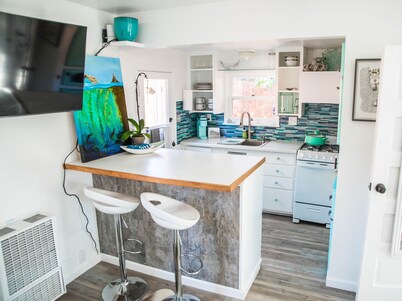 Serene stay with gym, orchard, horses, bunnies, chickens and a pond in CARP!