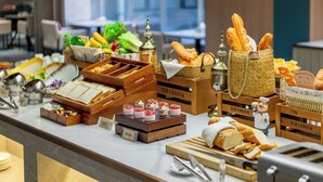 每日供應自助早餐 (費用另計)