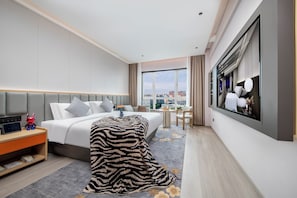 Quarto casal conforto, vista para a cidade | Escrivaninha, espaço de trabalho para notebook, Wi-Fi de cortesia