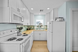 Fridge, microwave, oven, stovetop - Classic, Cozy Bungalow With Large Deck Near Beach (Surfside)