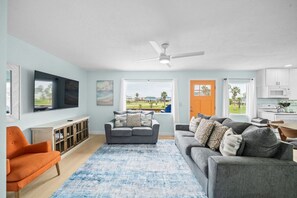 Smart TV, books - Classic, Cozy Bungalow With Large Deck Near Beach (Surfside)