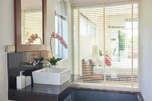 Shower, hair dryer, bidet, towels
