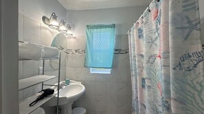Haartrockner, Handtücher, Seife, Shampoo