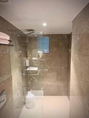 Executive-Dreibettzimmer | Badezimmer | Dusche, Regendusche, kostenlose Toilettenartikel, Haartrockner