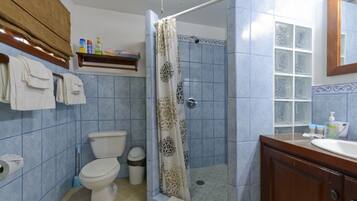 Douche, serviettes fournies, papier toilette