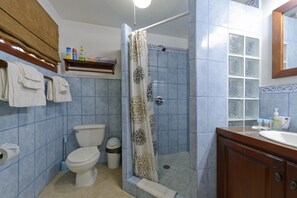 Dusche, HandtĂŒcher, Toilettenpapier