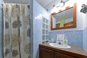 Douche, serviettes fournies, papier toilette