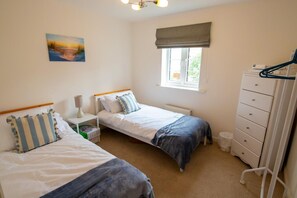 2 bedrooms, iron/ironing board, travel crib - Modern property close to the beach! (Camber)