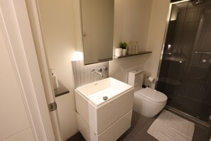 Sèche-cheveux, serviettes fournies, savon, shampoing