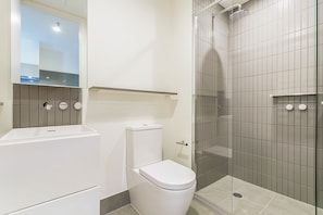 Sèche-cheveux, serviettes fournies, savon, papier toilette