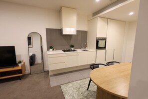 Frigorífic, microones, forn i placa de cuina 