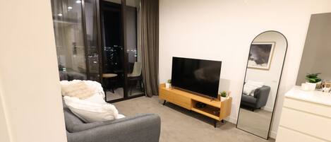 Una Smart TV, libros