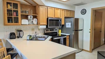 Een koelkast, een magnetron, een oven, een kookplaat