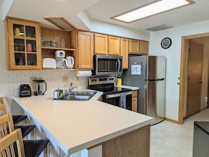 Frigorifero, microonde, forno, piano cottura