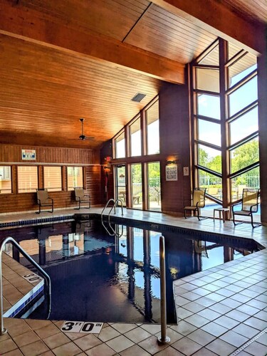 1BR UpperDells Riverfront: Jacuzzi, Pool & Hot Tub