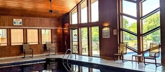 1BR UpperDells Riverfront: Jacuzzi, Pool & Hot Tub