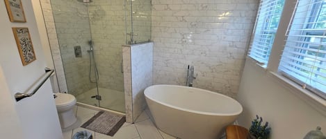 Dusche, Haartrockner, Handtücher, Seife