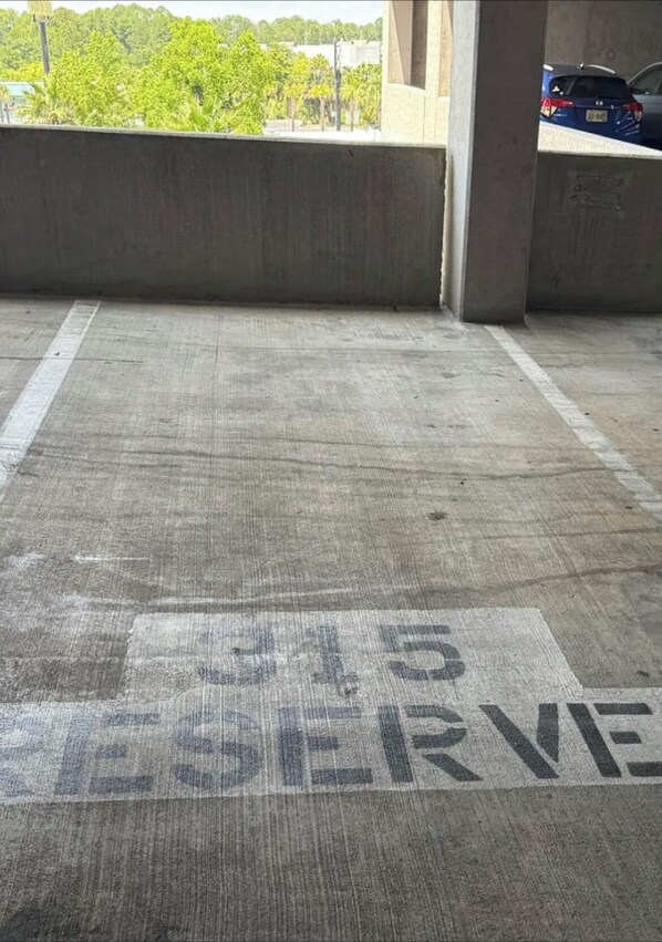 Un área de estacionamiento con piso de concreto y un letrero que dice 'RESERVE'.