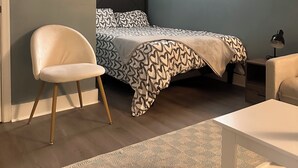 A bedroom with a bed, a chair, a desk, and a window. - Zenbnb Lansdowne escape, with secure parking spot (Lansdowne)