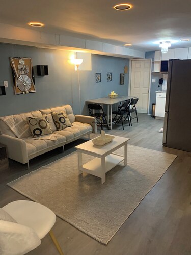 Zenbnb Lansdowne escape, with secure parking spot