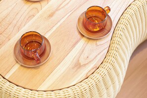 Two glass cups on a wooden tray. - Liverty Place Nakano (Tokyo)