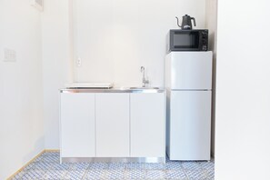 Fridge, microwave, stovetop - Liverty Place Nakano (Tokyo)