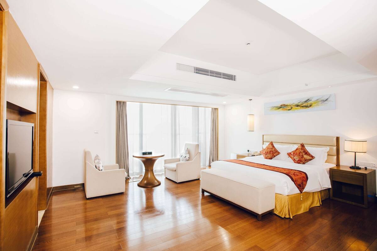 Quarto casal superluxo, sacada, vista para a cidade | Cofres nos quartos, cortinas blackout, ferros/tábuas de passar roupa