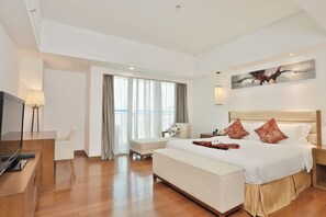 Quarto casal superior, 1 cama Queen, sacada, vista para a cidade | Cofres nos quartos, cortinas blackout, ferros/tábuas de passar roupa