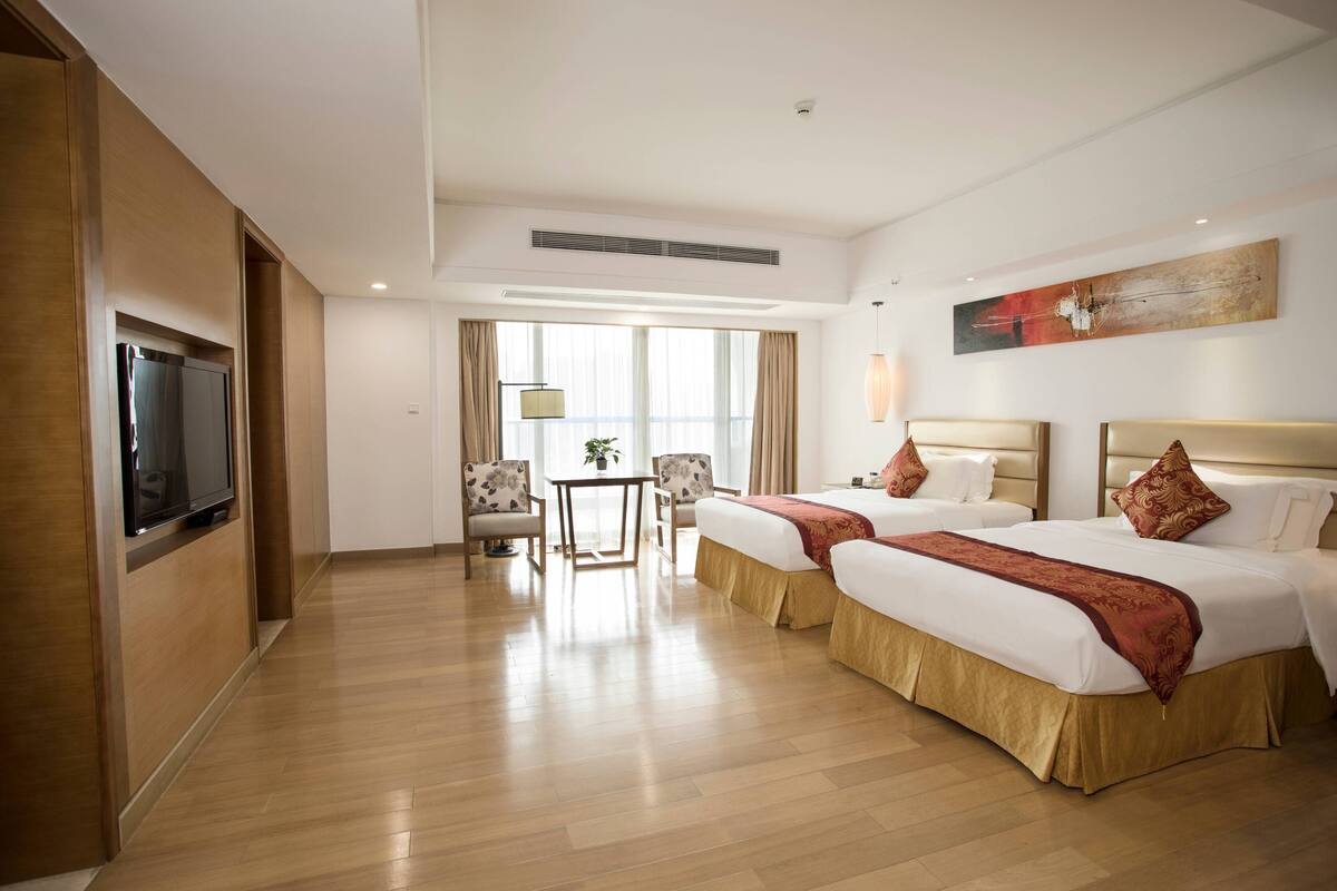 Quarto casal superluxo, sacada, vista para a cidade | Cofres nos quartos, cortinas blackout, ferros/tábuas de passar roupa