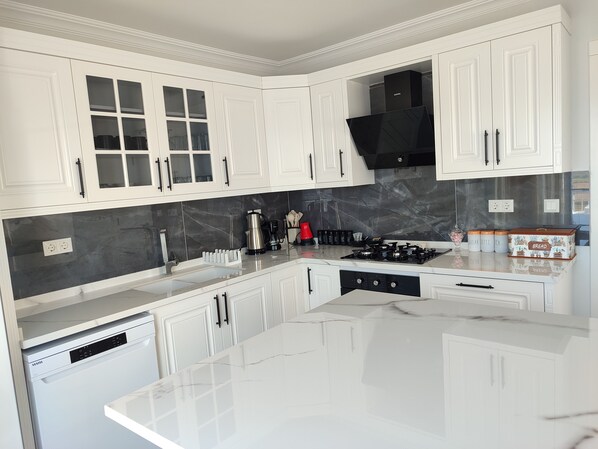Superior Villa, Mountain View | Private kitchen | Fridge