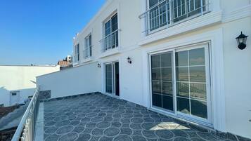 Vista frontal de la propiedad