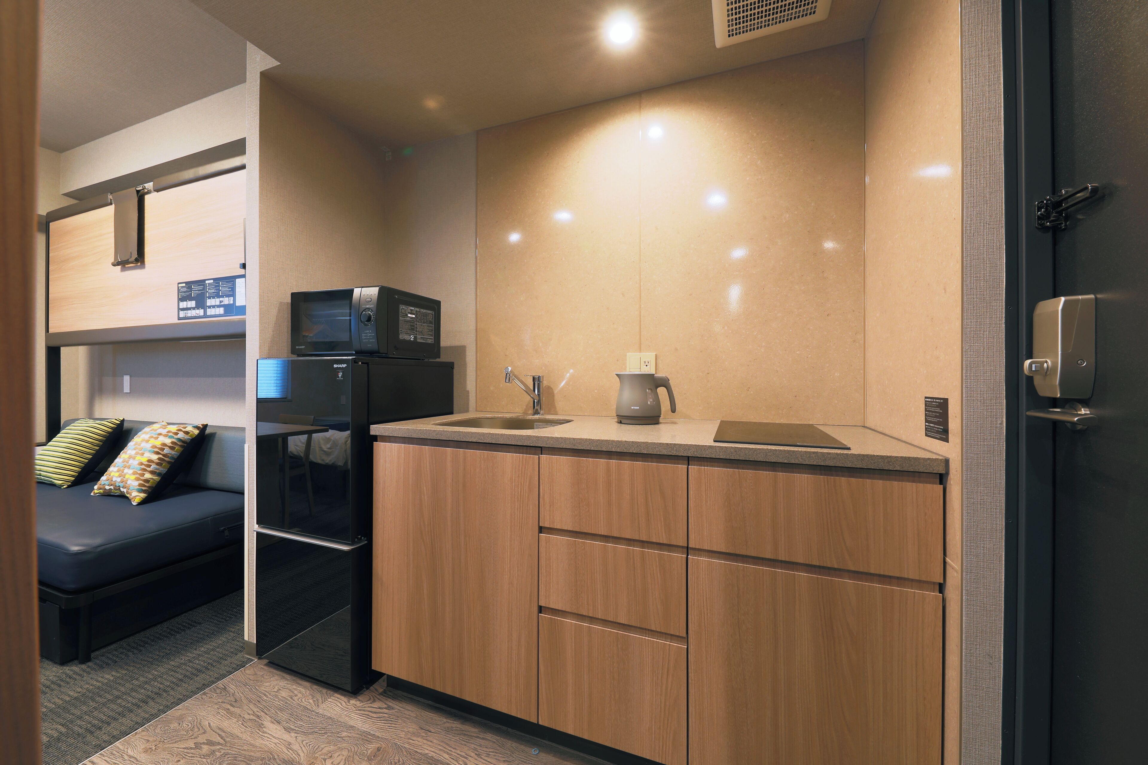 Refrigerador, microondas, arrocera, utensilios de cocina