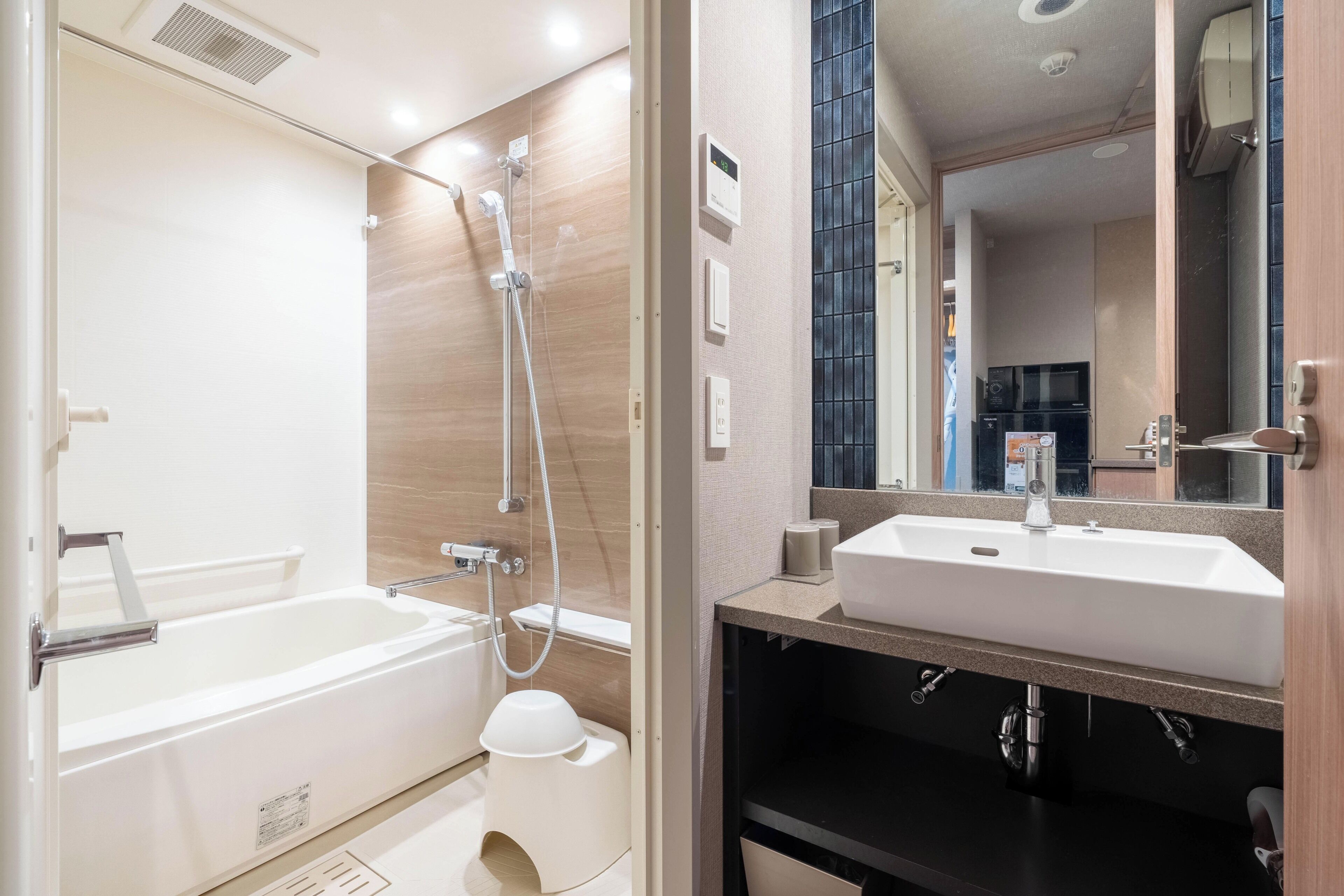 مستلزمات مجانية للعناية الشخصية، مجففات شعر، خف للقدمين، مناشف