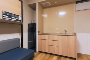 Kamar Quadruple Superior | Dapur pribadi | Lemari es, microwave, penanak nasi, dan peralatan masak/sendok-piring