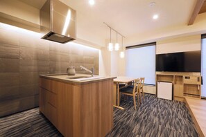 家庭開放式套房, 非吸煙房 | 私人廚房 | 電冰箱、微波爐、電鍋、鍋具/餐盤/廚房用品