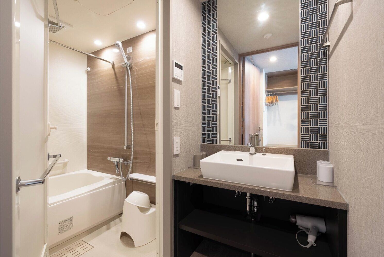 Gratis toiletartikelen, een haardroger, pantoffels, handdoeken